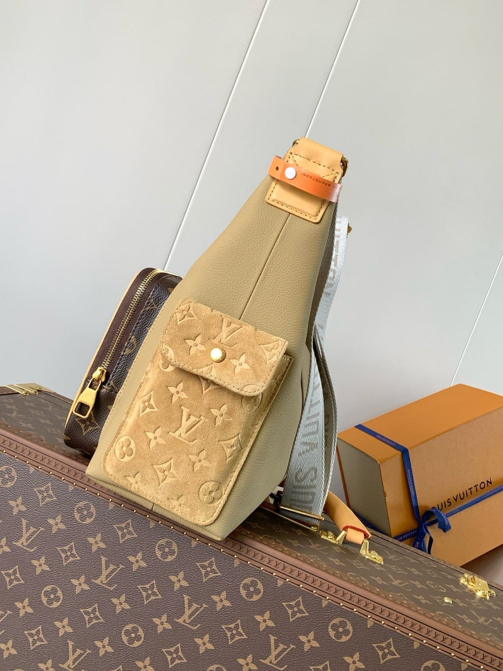 Louis Vuitton M12697 Hobo Cargo