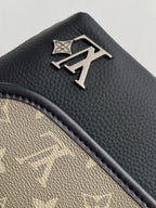 Louis Vuitton M12618 Pulse Wearable Wallet