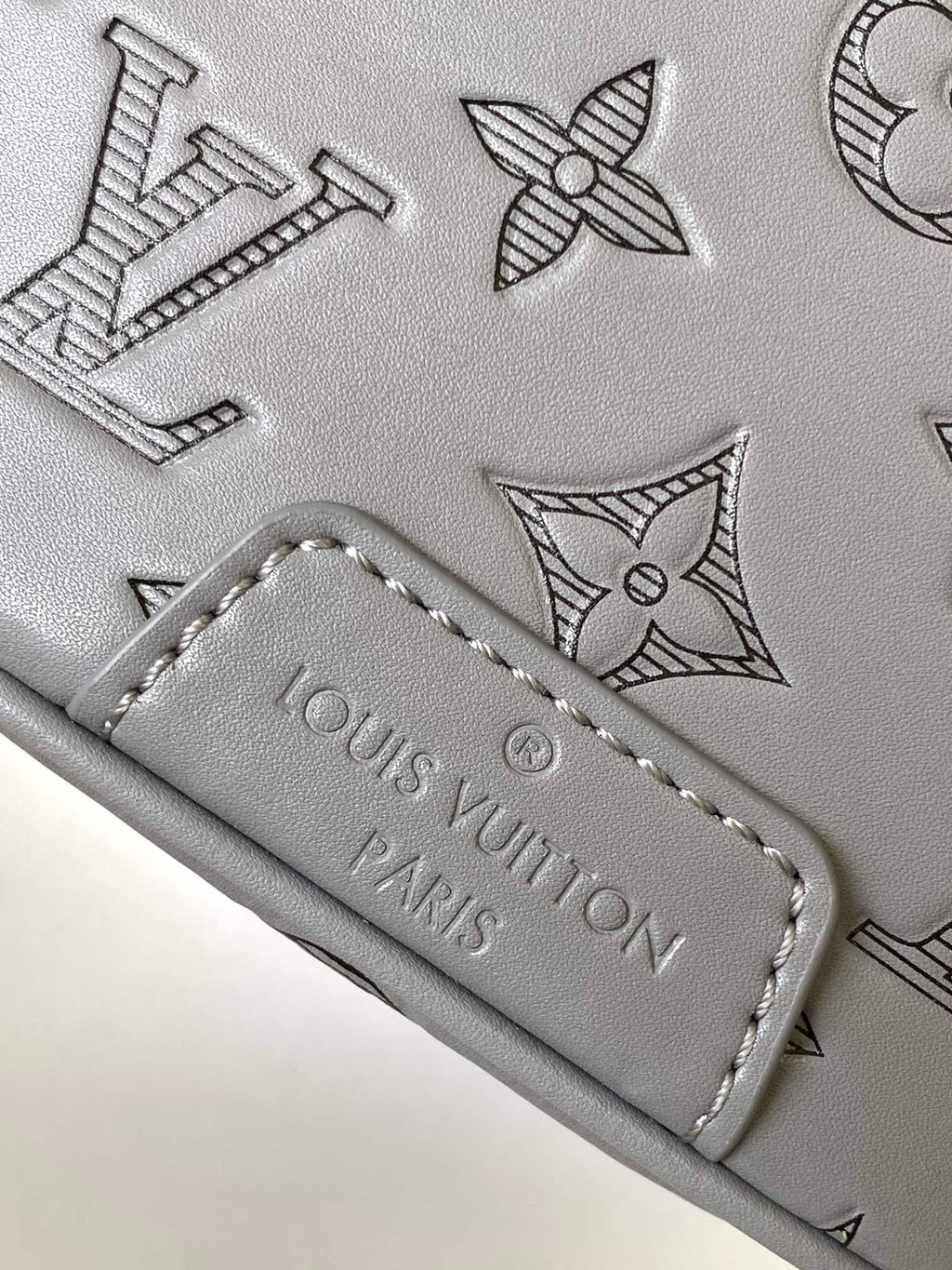 Louis Vuitton M46108 Discovery Bumbag